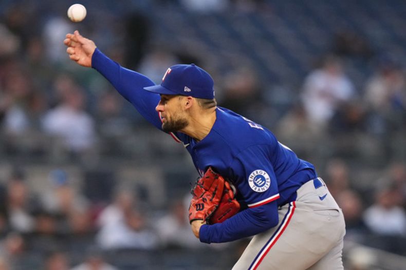 Nathan Eovaldi, de los Rangers de Texas, lanza en el duelo ante los Yankees de Nueva York, el miércoles 6 de mayo de 2026 (AP Foto/Frank Franklin II)