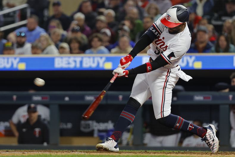 El puertorriqueño Willi Castro de los Mellizos de Minnesota pega un jonrón de dos carreras en la séptima entrada frente a los Rays de Tampa Bay el martes 12 de septiembre del 2023. (AP Foto/Bruce Kluckhohn)