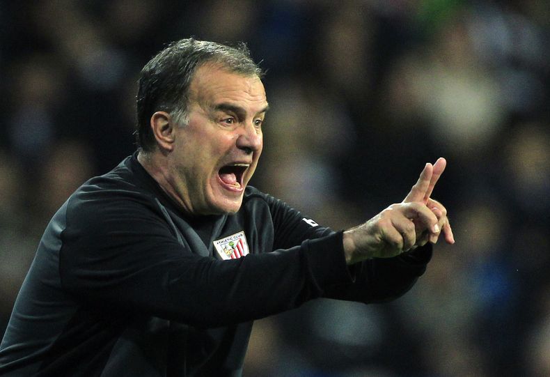 El t&eacute;cnico del Athletic de Bilbao, Marcelo Bielsa, grita en un partido el 17 de noviembre de 2012. Bielsa firm&oacute; un contrato por dos a&ntilde;os con el Marsella, anunci&oacute; el club franc&eacute;s el viernes, 2 de mayo de 2014. (AP Photo/A
