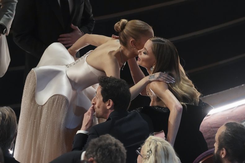 Ariana Grande, de izquierda a derecha, Adrien Brody y Georgina Chapman entre el público durante los Oscar el domingo 2 de marzo de 2025 en el Teatro Dolby de Los Ángeles. (Foto AP/Chris Pizzello)