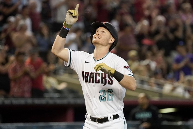 Pavin Smith de los Diamondbacks de Arizona apunta al cielo tras conectar su jonrón de tres carreras en la segunda entrada ante los Rockies de Colorado el lunes 29 de mayo del 2023. (AP Foto/Darryl Webb)