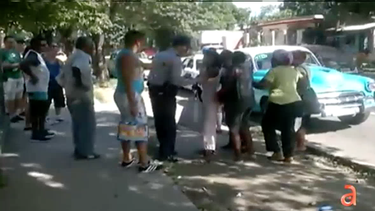¡indignante! policia golpea a vendedora ambulante cubana