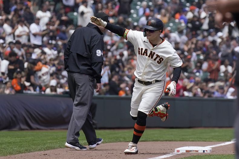Joc Pederson de los Gigantes de San Francisco celebra tras conectar un jonrón de dos carreras en la tercera entrada frente a los Cachorros de Chicago el domingo 11 de junio del 2023. (AP Foto/Jeff Chiu)