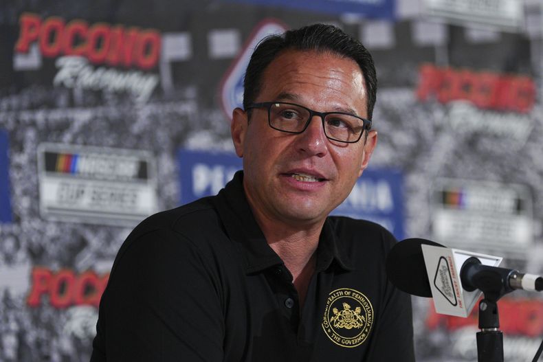 El gobernador de Pensilvania Josh Shapiro en la instalación de carreras automovilísticas en Long Pond, Pensilvania, el 22 de junio del 2025. (AP foto/Derik Hamilton)