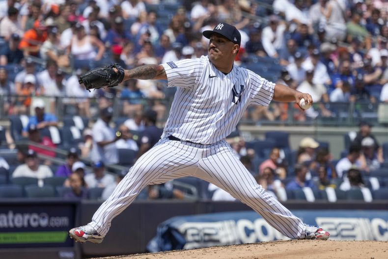 Néstor Cortés, pitcher de los Yanquis de Nueva York, lanza en la tercera entrada del juego de béisbol en contra de los Astros de Houston, el sábado 5 de agosto de 2023, en Nueva York. (AP Foto/Mary Altaffer)
