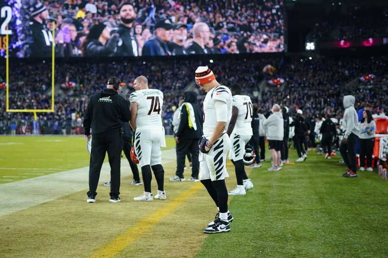 Joe Burrow (9), quarterback de los Bengals de Cincinnati, ve hacia el césped en la banca de su equipo durante la segunda mitad del partido de la NFL en contra de los Ravens de Baltimore, el jueves 16 de noviembre de 2023, en Baltimore. (AP Foto/Matt Rourke)
