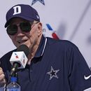 Jerry Jones dueño de los Dallas Cowbys conversa con los reporteros durante la conferencia de prensa previo al inicio de campamento de entrenamientos del equipo de la NFL. Martes 25 de julio de 2023(AP Foto/Mark J. Terrill)