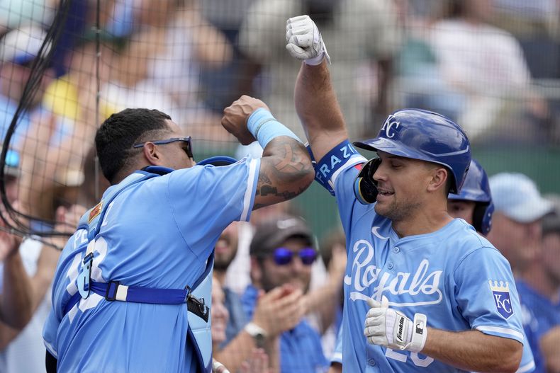 Adam Frazier, de los Reales de Kansas City, a la derecha, celebra con Salvador Pérez tras conectar un jonrón solitario durante la segunda entrada contra los Marineros de Seattle, el sábado 8 de junio de 2024, en Kansas City, Missouri. (AP Foto/Charlie Riedel)