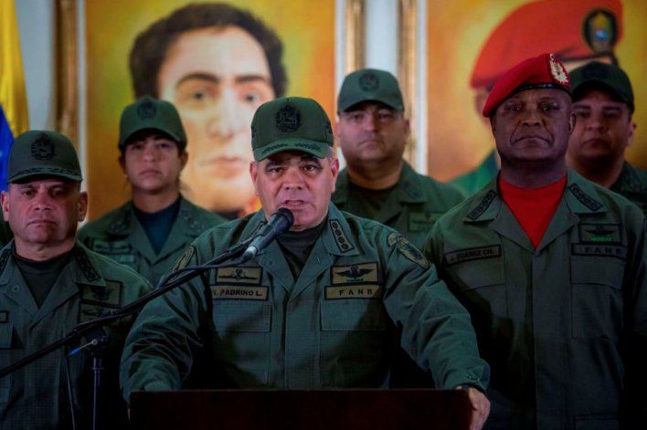 Jorge Nobrega mantuvo un encuentro con el ministro de Defensa de Venezuela, Vladimir Padrino López (Foto: EFE)