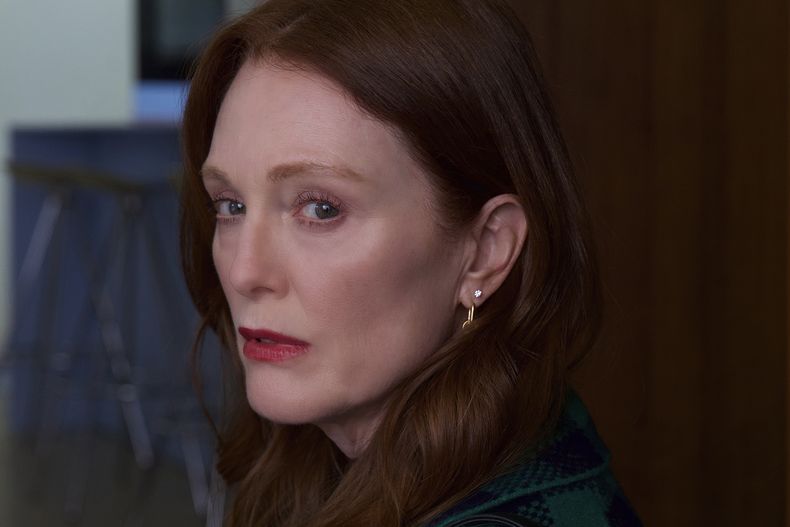 Esta imagen proporcionada por Sony Pictures Classics muestra a Julianne Moore en una escena de The Room Next Door. (Sony Pictures Classics via AP)