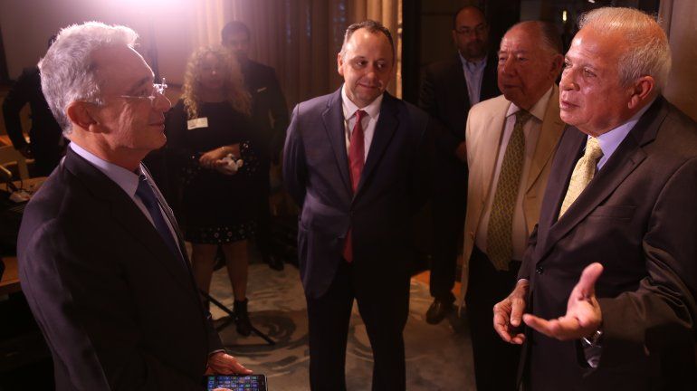 Líderes del exilio cubano se reúnen con expresidente colombiano Álvaro Uribe