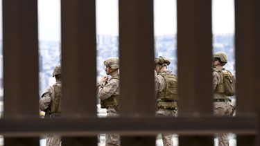 Marines de Estados Unidos desplegados en la frontera de Estados Unidos con México, cerca del puerto de entrada de San Ysidro, el viernes 7 de febrero de 2025, en San Diego. (AP Foto/Denis Poroy)