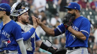 El relevista de los Azulejos de Toronto Yimi Garcia celebra con el cátcher Alejandro Kirk tras la victoria ante los Medias Blancas de Chicago en el primer juego de una doble cartelera el jueves 6 de julio del 2023. (AP Foto/Nam Y. Huh)