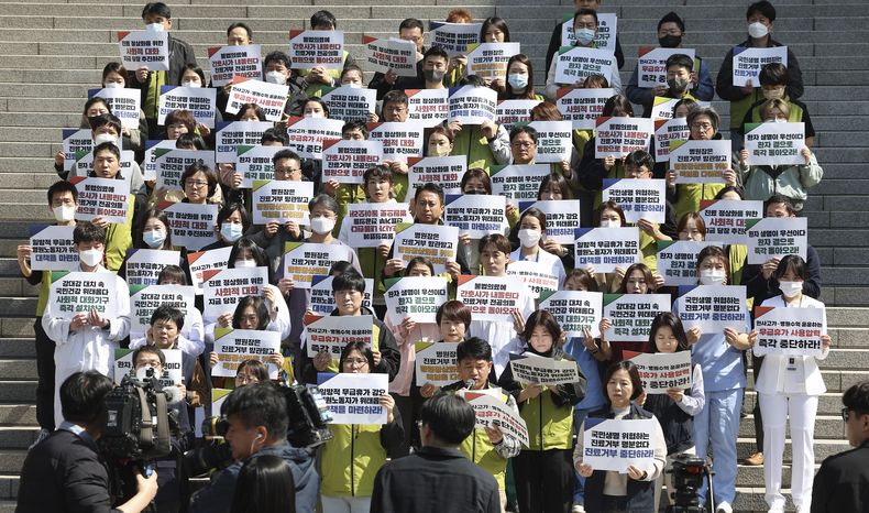 Trabajadores médicos sindicalizados piden a los médicos en paro que regresen a trabajar, frente al Hospital Severance en Seúl, Corea del Sur, el lunes 1 de abril de 2024. (Kim Sung-min/Yonhap vía AP)