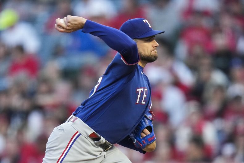 Nathan Eovaldi, abridor de los Rangers de Texas, hace un lanzamiento en el duelo ante los Angelinos de Los Ángeles, el sábado 6 de mayo de 2023 (AP Foto/Jae C. Hong)
