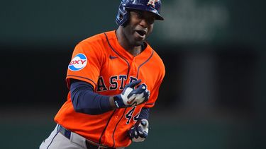 Yordan Álvarez, de los Astros de Houston, corre las bases después de batear un jonrón en la primera entrada del juego de béisbol de Grandes Ligas contra los Rangers de Texas, el sábado 11 de julio de 2026, en Arlington, Texas. (AP Foto/LM Otero)
