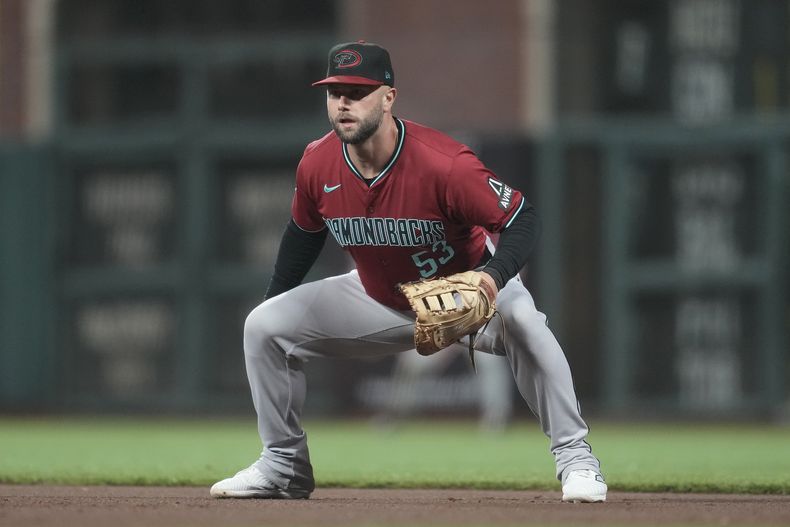 ARCHIVO - El primera base Christian Walker, de los Diamondbacks de Arizona, se observa en posición defensiva durante un partido de béisbol en contra de los Giants de San Francisco, el miércoles 4 de septiembre de 2024, en San Francisco. (AP Foto/Jeff Chiu, Archivo)