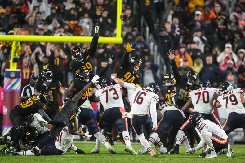 Jake Moody (16), de los Bears de Chicago, patea el gol de campo ganador mientras el tiempo de juego expiró en el partido de la NFL en contra de los Commanders de Washington, el lunes 13 de octubre de 2025, en Landover, Maryland. (AP Foto/Nick Wass)