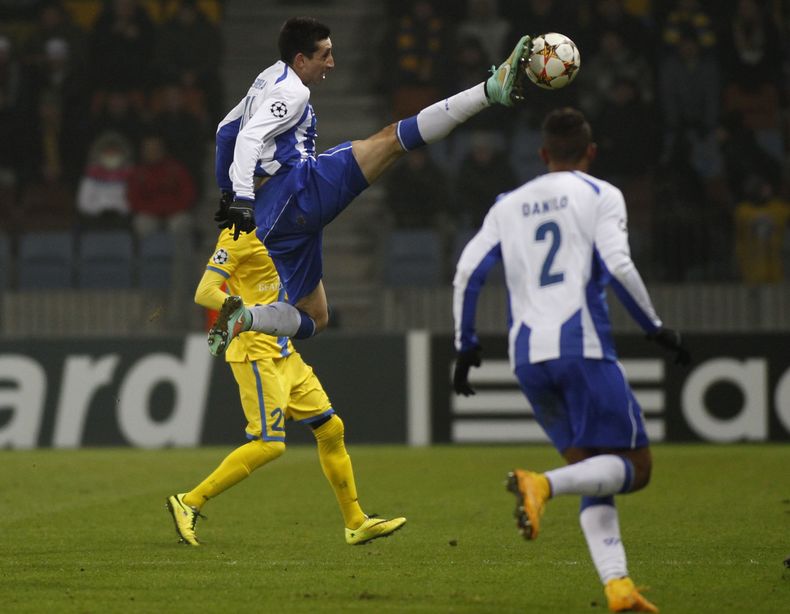 El jugador mexicano del Porto, H&eacute;ctor Herrera, arriba, patea el bal&oacute;n en un partido contra BATE Borisov por la Liga de Campeones el martes, 25 de noviembre de 2014, en Borisov, Bielorrusia.(AP Photo/Sergei Grits)