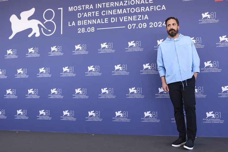 El director Pablo Larraín posa en la sesión fotográfica de la película María durante la 81ª edición del Festival de Cine de Venecia en Venecia, Italia, el jueves 29 de agosto de 2024. (Foto Vianney Le Caer/Invision/AP)