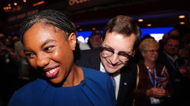 La dirigente de los conservadores británicos Kemi Badenoch con su esposo Hamish Badenoch, en la conferencia del partido en Birmingham, Inglaterra, el 7 de octubre del 2026. (Jacob King/Pool Photo via AP)