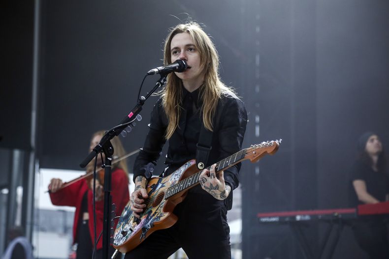 La cantautora Julien Baker actúa durante el festival de música All Things Go el domingo 29 de septiembre de 2024 en el estadio Forest Hills en Forest Hills, Nueva York (Foto Andy Kropa/Invision/AP)