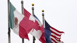 Las banderas de México, Canadá y Estados Unidos en el puente Ambassador en Detroit el 3 de febrero del 2025. (AP foto/Paul Sancya)