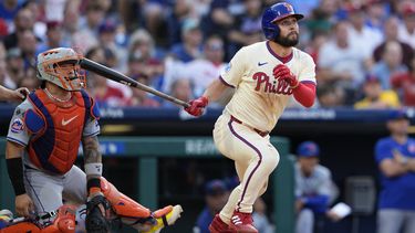 Cal Stevenson, de los Filis de Filadelfia, conecta un doble de dos carreras ante los Mets de Nueva York, el sábado 14 de septiembre de 2024 (AP Foto/Derik Hamilton)