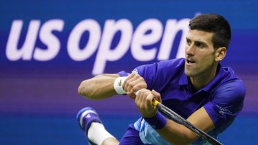 ARCHIVO - Novak Djokovic devuelve ante Alexander Zverev durante las semifinales del Abierto de Estados Unidos, el viernes 10 de septiembre de 2021. (AP Foto/John Minchillo)