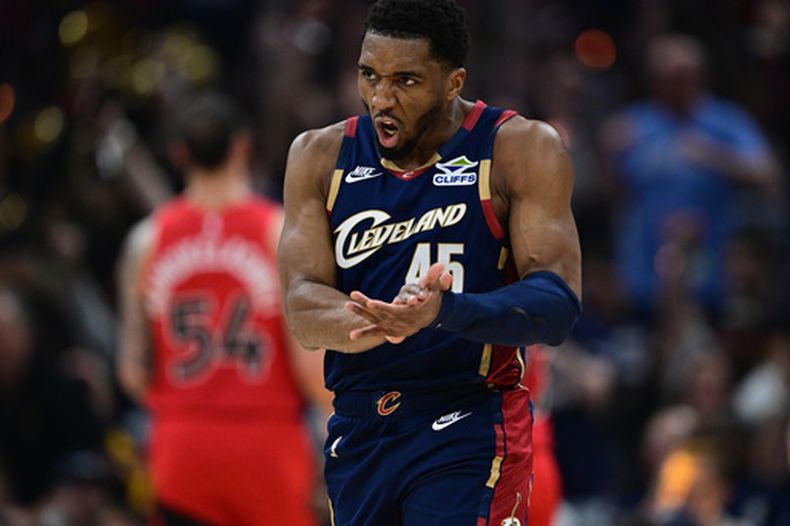 El escolta de los Cavaliers de Cleveland, Donovan Mitchell, reacciona tras una asistencia durante la primera mitad del primer partido de una serie de primera ronda de los playoffs de la NBA contra los Raptors de Toronto, el sábado 18 de abril de 2026, en Cleveland. (AP Foto/David Dermer)