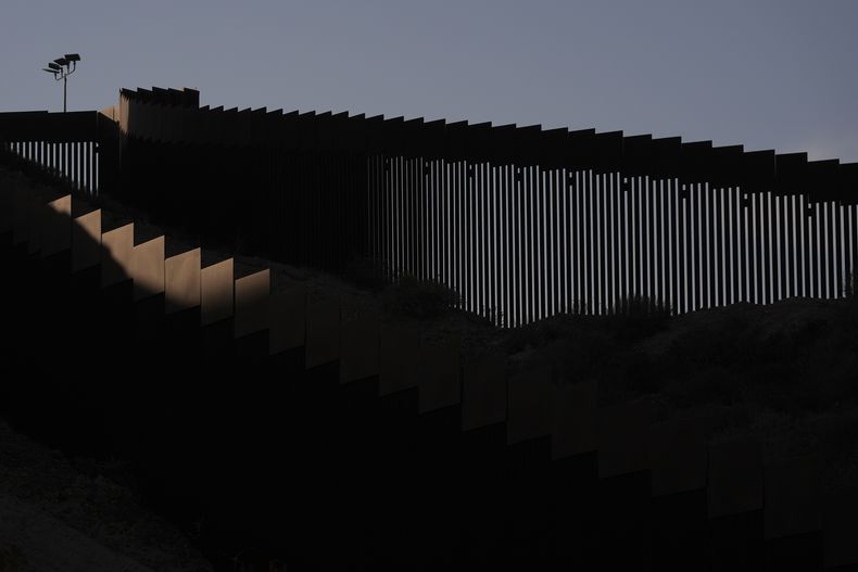 Dos muros separan a México de Estados Unidos, el martes 28 de enero de 2025, en Tijuana, México. (AP Foto/Gregory Bull)