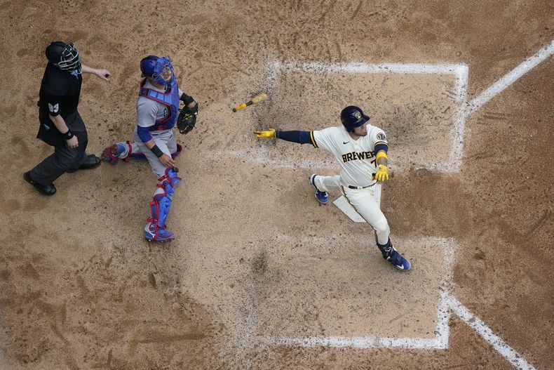 Víctor Caratini, de los Cerveceros de Milwaukee, batea un cuadrangular durante la octava entrada del juego de béisbol en contra de los Cachorros de Chicago, el jueves 6 de julio de 2023, en Milwaukee. (AP Foto/Morry Gash)