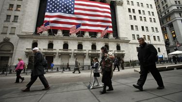 americateve | Personas caminan frente a la Bolsa de Valores de Nueva York en esta fotograf&iacute;a de archivo del lunes 9 de marzo de 2009. (Foto AP/Mark Lennihan)