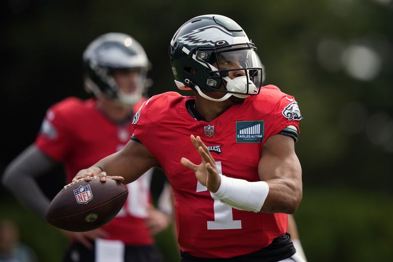 ARCHIVO - Jalen Hurts, de los Eagles de Filadelfia, participa en una práctica el domingo 3 de junio de 2021 (AP Foto/Matt Slocum, archivo)