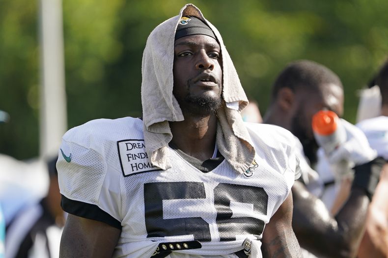 ARCHIVO- El entonces linebacker de los Jaguars de Jacksonville, Rashod Berry, se refresca mientras toma un descanso durante un entrenamiento de la NFL, el sábado 30 de julio de 2022, en Jacksonville, Florida. La NFL suspendió a tres jugadores de forma indefinida por infringir la política de apuestas y un cuarto fue castigado por seis partidos. Isaiah Rodgers y Rashod Berry, de los colts de Indianápolis, junto con el agente libre Demetrius Taylor recibieron castigos indefinidos. (AP Foto/John Raoux, Archivo)