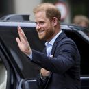 El príncipe Enrique de Gran Bretaña hace un gesto al partir, tras su visita al Centro de Estudios de Lesiones por Explosiones en el Imperial College de Londres, en Londres, el miércoles 10 de septiembre de 2025. (Suzanne Plunkett, Pool Photo via AP)