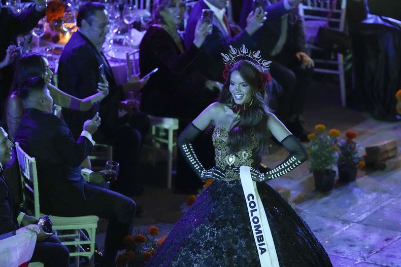 Miss Colombia Daniela Toloza participa en La Gala de las Catrinas para celebrar el Día de Muertos a días de la 73a edición de Miss Universo en la Ciudad de México el 1 de noviembre de 2024. (Foto AP/Eduardo Verdugo)