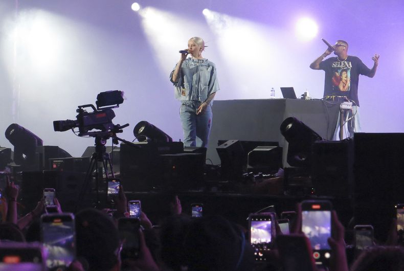 La cantante puertorriqueña Young Miko durante su concierto en el Coca-Cola Flow Fest en la Ciudad de México, el sábado 25 de noviembre de 2023. (Foto AP/Berenice Bautista)