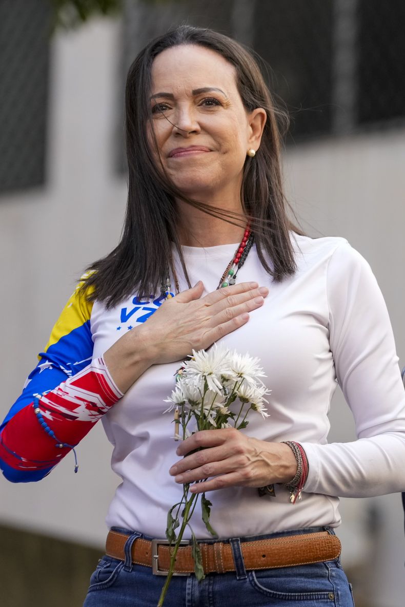 La líder opositora María Corina Machado hace un gesto a sus seguidores durante una protesta contra el presidente Nicolás Maduro en la víspera de su toma de posesión para un tercer mandato, en Caracas, Venezuela, el 9 de enero de 2025. (AP Foto/Ariana Cubillos)