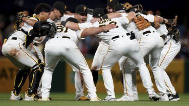 Los Piratas de Pittsburgh festejan el triunfo sobre los Filis de Filadelfia, el sábado 29 de julio de 2023 (AP Foto/Matt Freed)