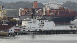 ARCHIVO - Un barco de la Guardia Costera de Estados Unidos atraca en una base naval a lo largo del Canal de Panamá, el jueves 13 de marzo de 2025, en Ciudad de Panamá. (Foto AP/Matías Delacroix, Archivo)