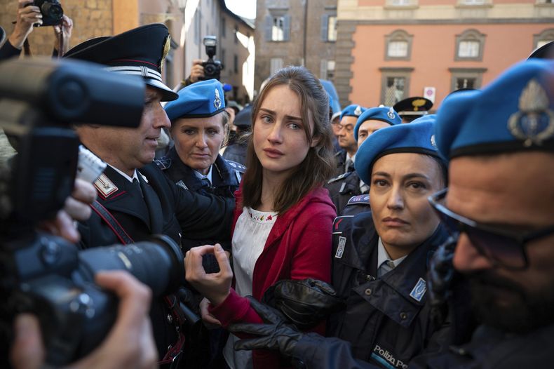 Esta imagen publicada por Disney muestra a Grace Van Patten en una escena de The Twisted Tale of Amanda Knox. (Andrea Miconi/Disney via AP)