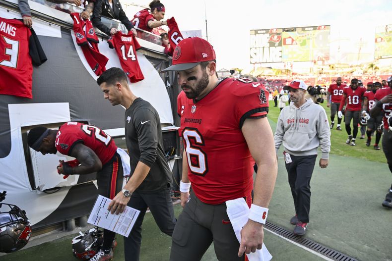 Baker Mayfield, quarterback de los Buccaneers de Tampa Bay, abandona el terreno tras el partido del domingo 31 de diciembre de 2023, ante los Saints de Nueva Orleáns (AP Foto/Jason Behnken)