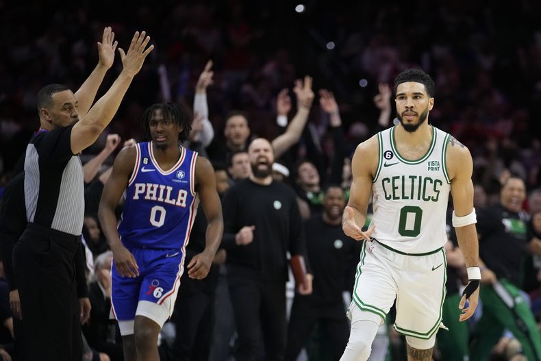 Jayson Tatum, de los Celtics de Boston, festeja tras anotar en la segunda mitad del sexto partido de las semifinales del Este ante los 76ers de Filadelfia, el jueves 11 de mayo de 2023 (AP Foto/Matt Slocum)