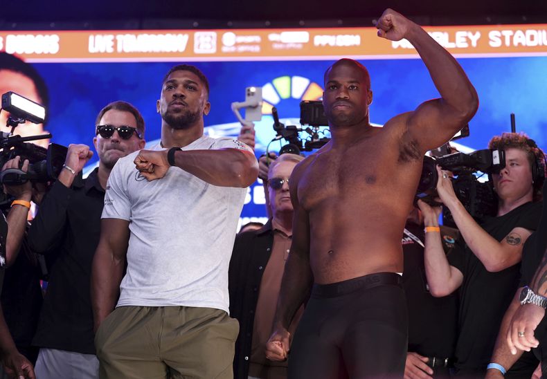 Los boxeadores británicos Anthony Joshua y Daniel Dubois posan durante el pesaje en Trafalgar Square antes de la pelea del sábado por el título peso pesado de la FIB el viernes 20 de septiembre del 2024. (Bradley Collyer/PA via AP)