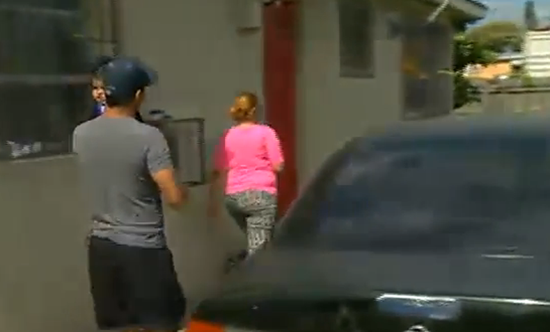 Dos mujeres hispanas han asaltado a punta de pistola una vivienda del NW. El inescrupuloso atraco se produjo frente a un bebita y un niño de menos de dos años.