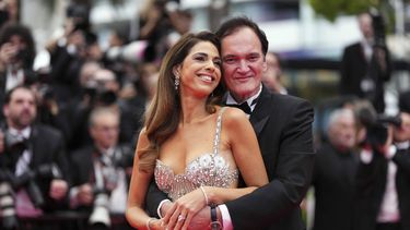 Daniella Pick y Quentin Tarantino en el Festival de Cine de Cannes en Francia el 13 de mayo del 2025. (Scott A Garfitt/Invision/AP)