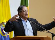 petro jura como primer presidente de izquierda en colombia