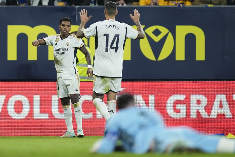 Rodrygo (izquierda) celebra tras anotar el segundo gol del Real Madrid ante Cádiz en la Liga española, el domingo 26 de noviembre de 2023, en el estadio Nuevo Mirandilla. (AP Foto/José Bretón)