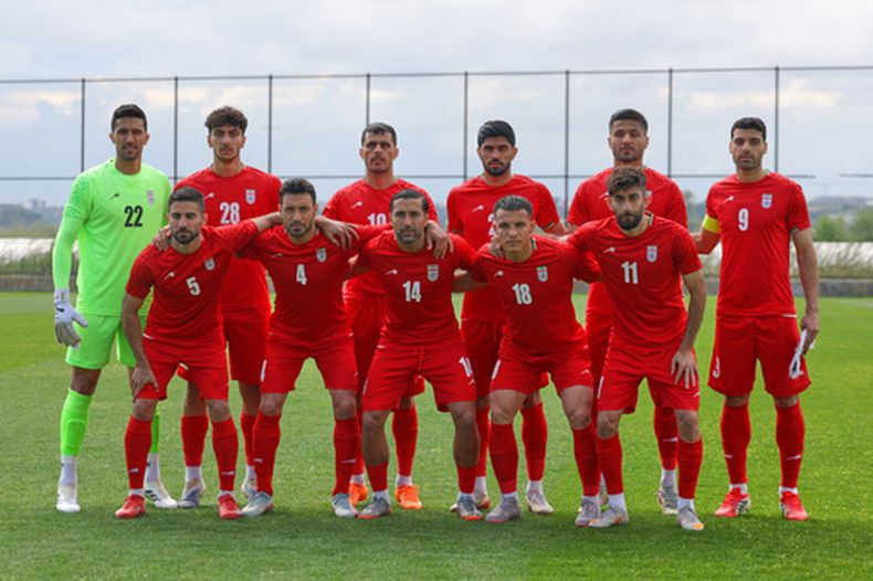 Jugadores de Irán posan para el fotógrafo antes de un juego de fútbol amistoso entre Irán y Costa Rica, en Antalya, sur de Turquía, el martes 31 de marzo de 2026. (Foto AP/Riza Ozel)